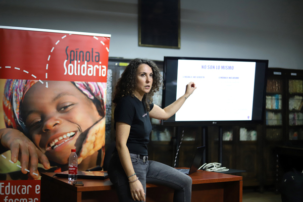 Nerea Aguado dando clase de comunicación inclusiva