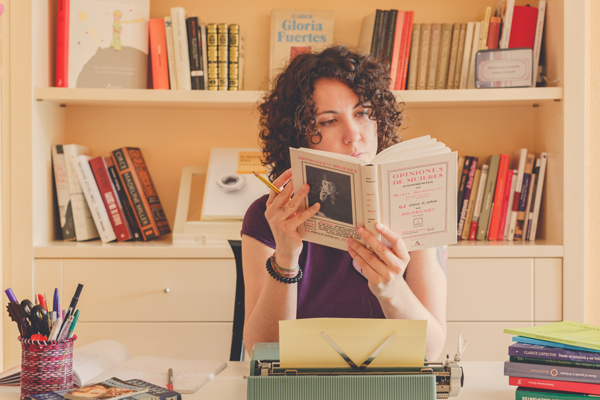 Nerea Aguado leyendo un libro atentamente